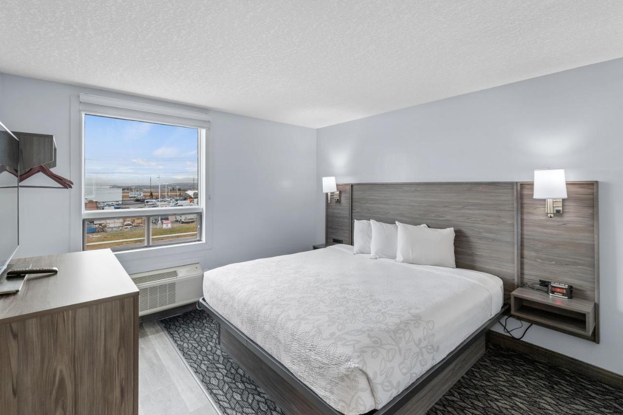 Hotel Emerald & Airport