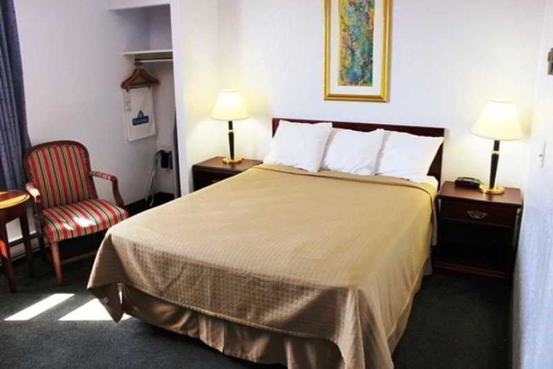 Emerald & Airport Hotel