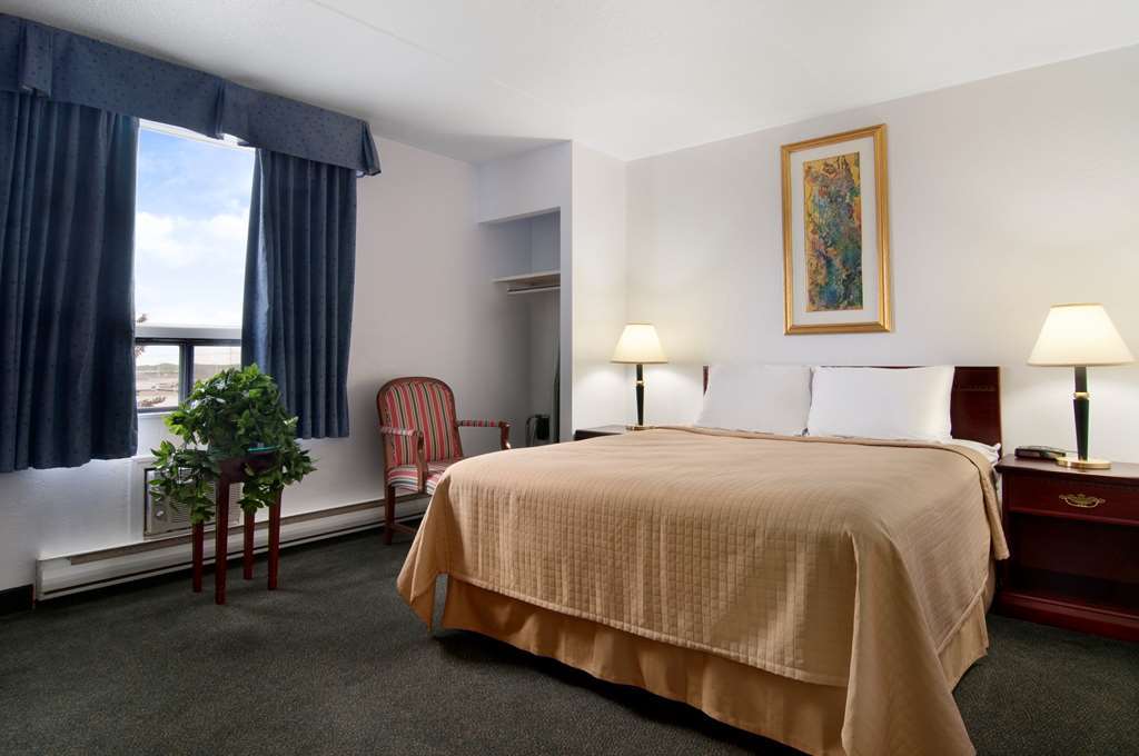 Hotel Emerald & Airport 2*