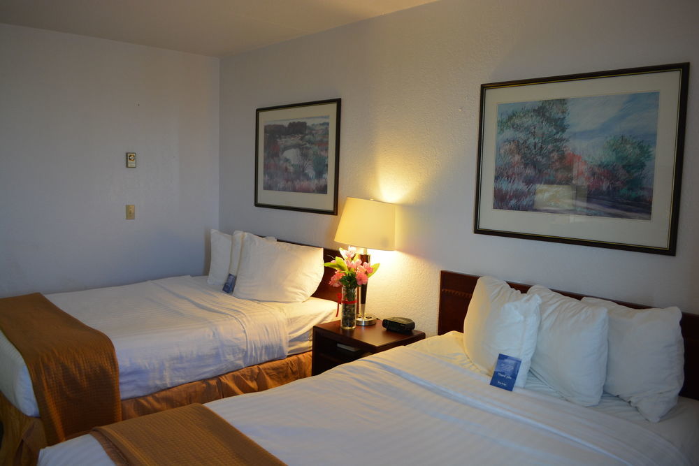 Emerald & Airport Hotel