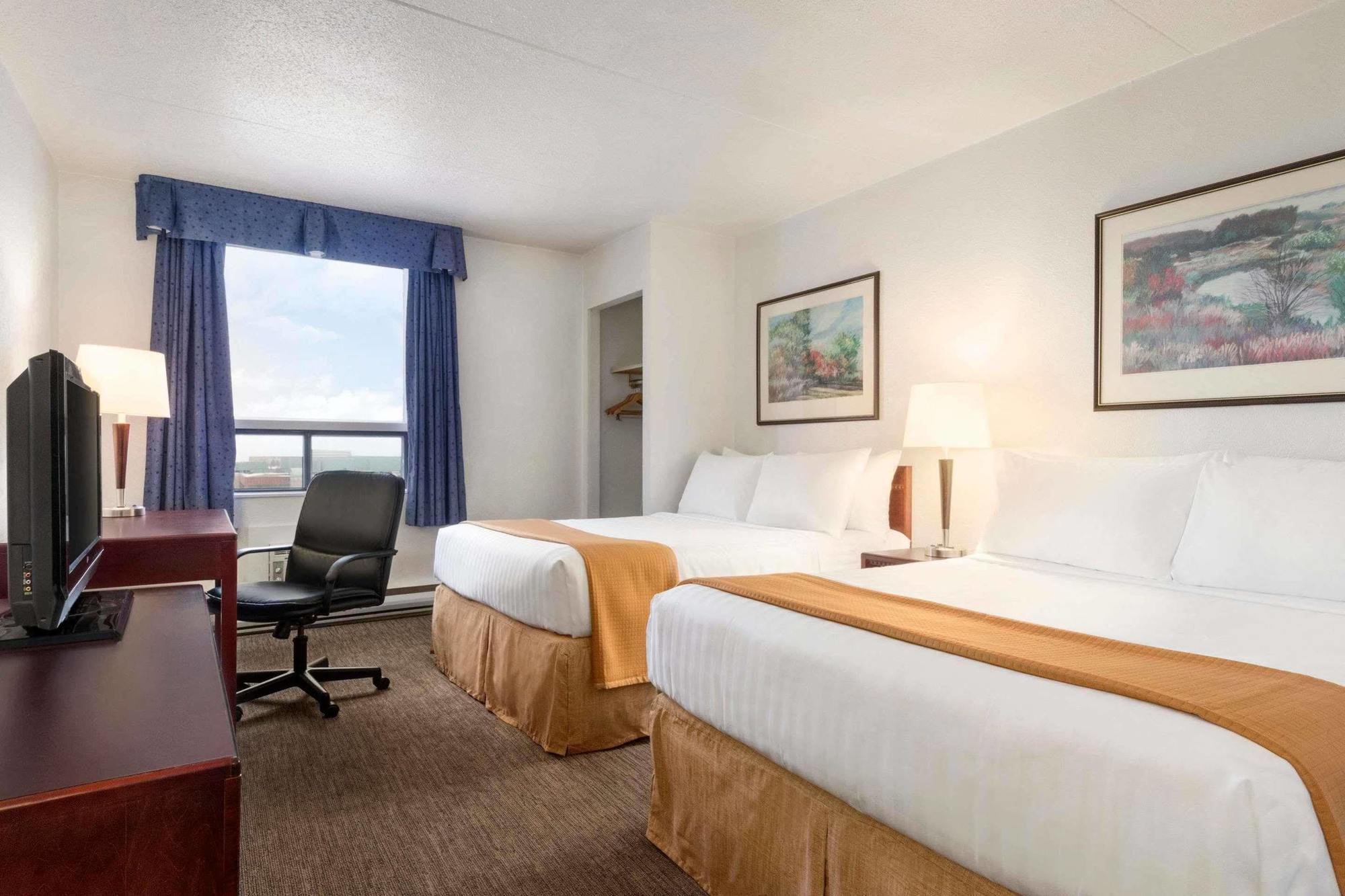 Emerald & Airport Hotel
