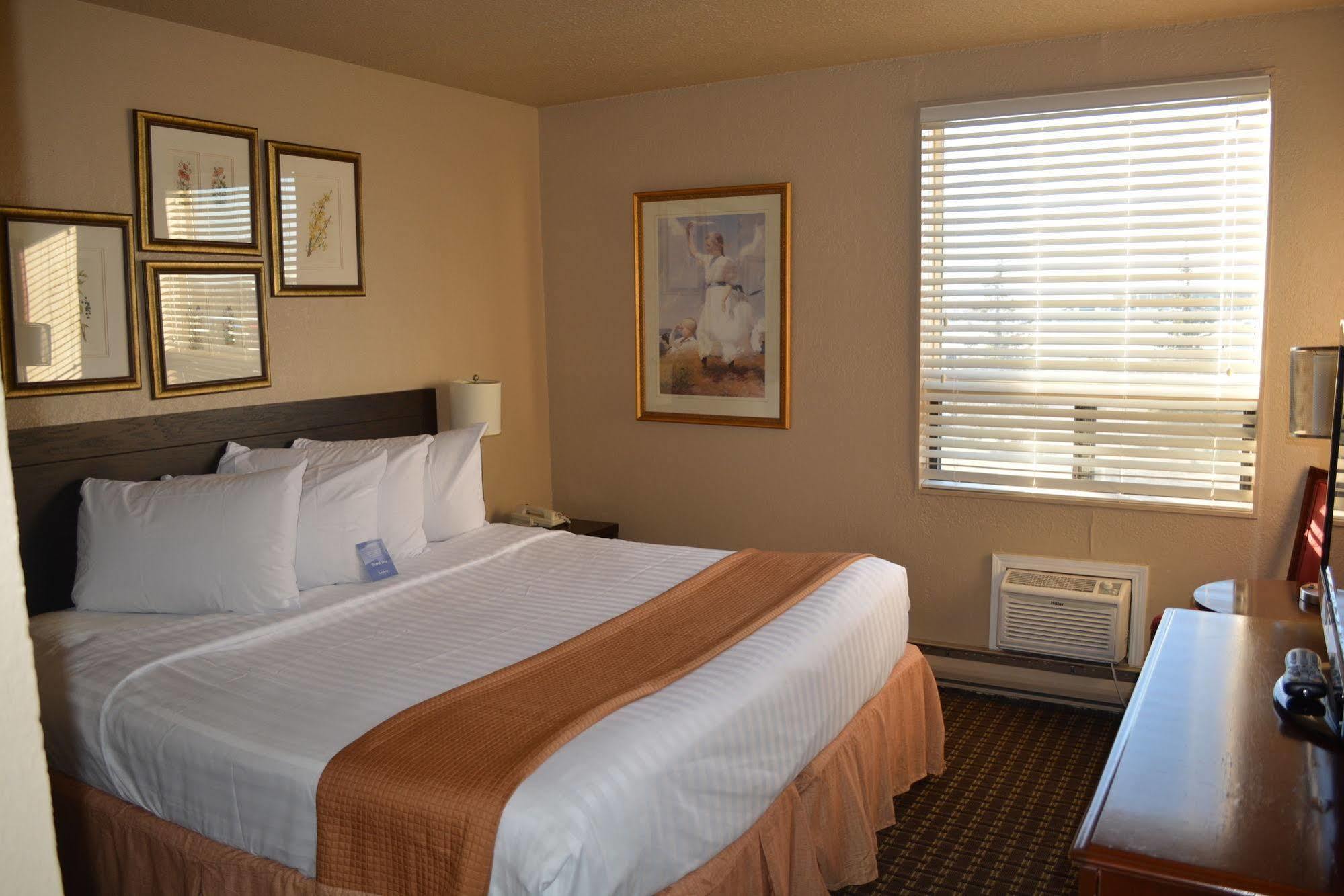 Emerald & Airport Hotel